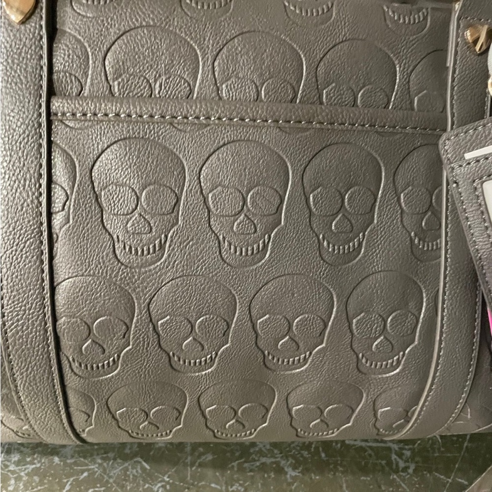 BETSEY JOHNSON GRAY SKULL TRAVEL DUFFLE WEEKENDER BAG NEW - Picture 6 of 8
